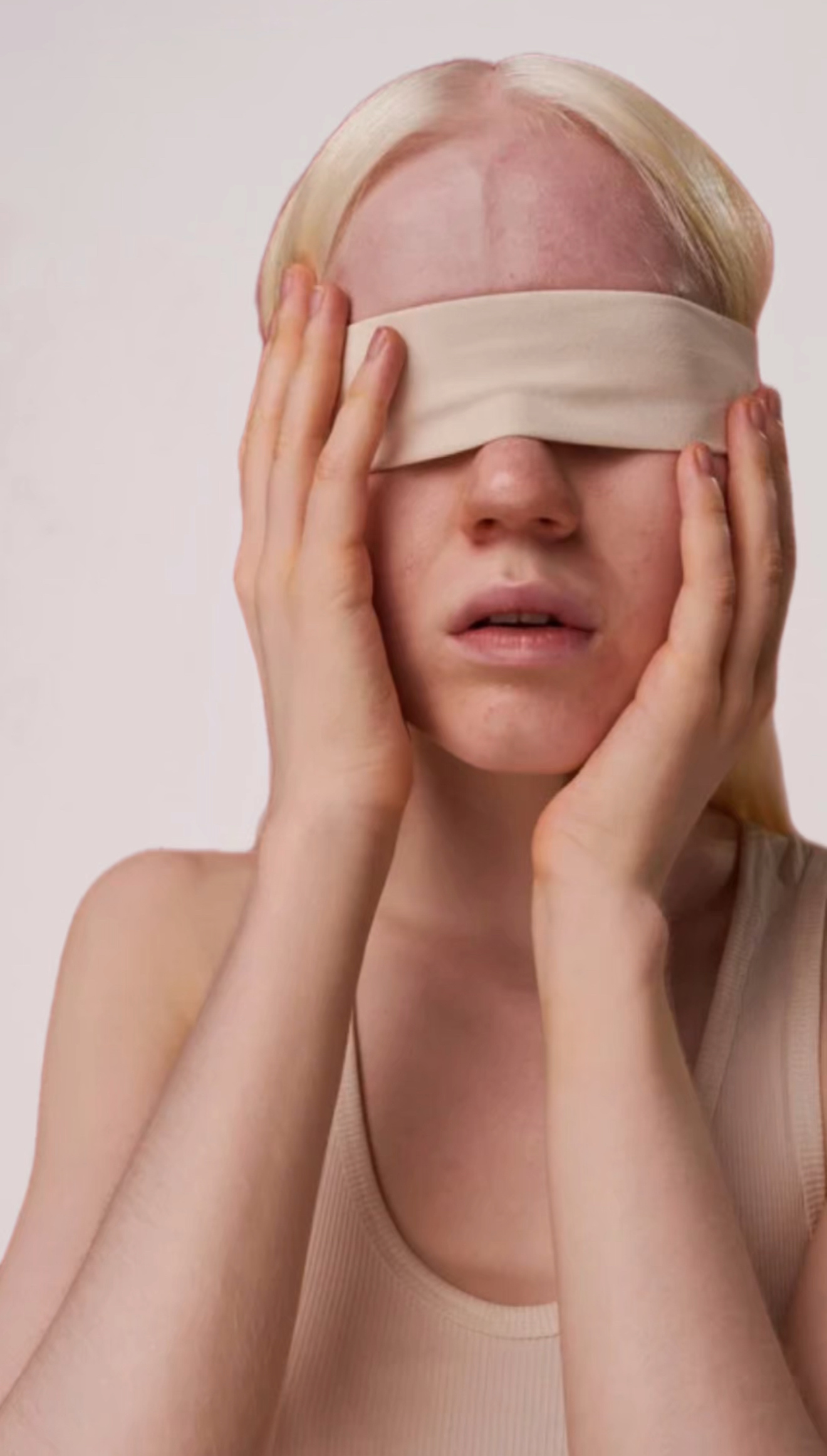 Mujer con venda en los ojos — sin saber por qué
